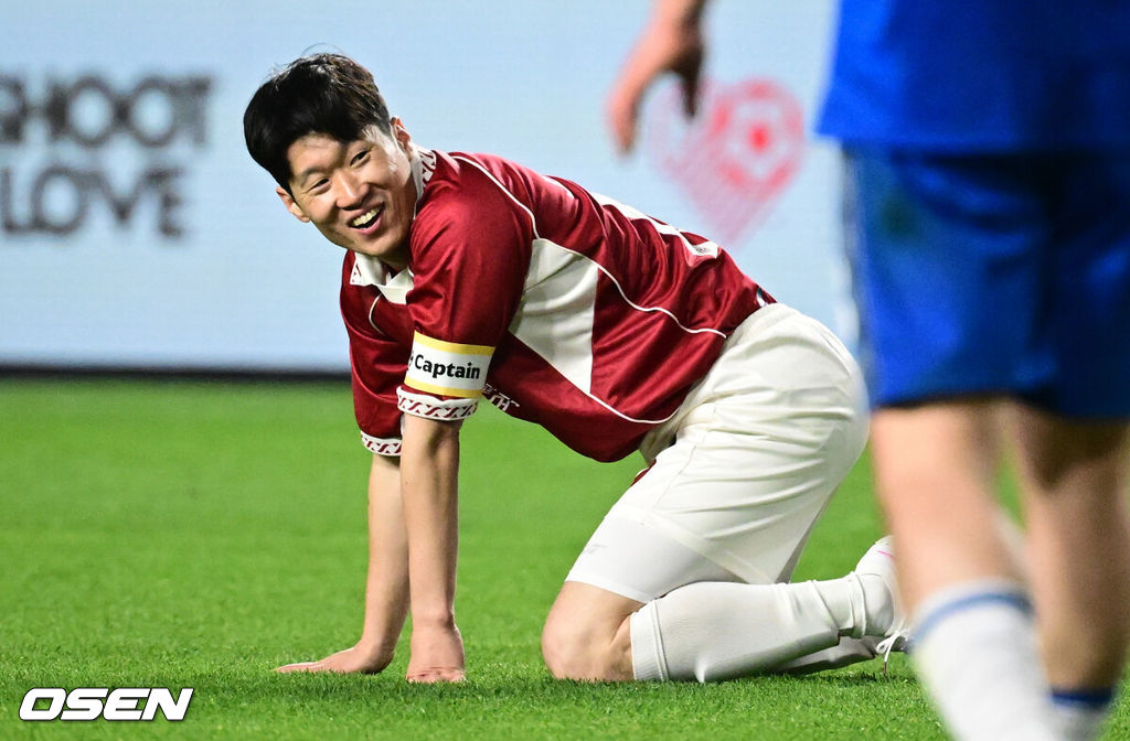 OGFC와 수원삼성 블루윙즈 레전드 매치 ‘OGFC: THE LEGENDS ARE BACK’이 19일 수원월드컵경기장에서 열렸다.OGFC는 박지성, 리오 퍼디난드, 라이언 긱스, 파트리스 에브라 등 프리미어리그 황금기를 대표하는 레전드들이 축구 콘텐츠·이벤트 제작사 슛포러브와 함께 결성한 신생 독립팀이다.후반 OGFC 박지성이 슛동작 중 파울을 당한 뒤 관중들의 야유에 웃음을 짓고 있다. 2026.04.19 /cej@osen.co.kr