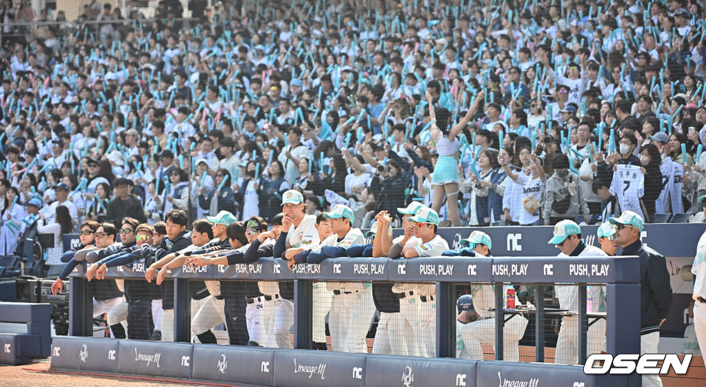 28일 창원NC파크에서 2026 신한 SOL KBO 리그 NC 다이노스와 두산 베어스의 경기가 열렸다. 홈팀 NC는 구창모가, 방문팀 두산은 플렉센이 선발 출전했다. NC 다이노스 선수들이 매진을 기록한 팬들의 응원을 받으며 경기를 하고 있다. 2026.03.28 / foto0307@osen.co.kr