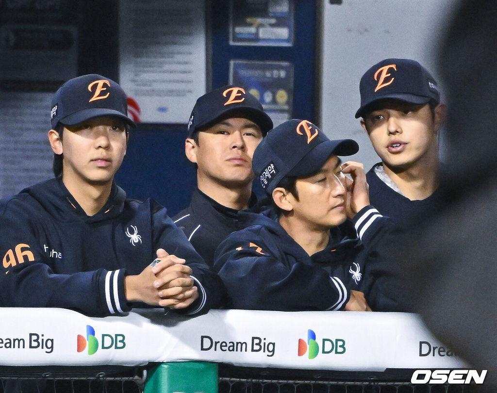 21일 오후 서울 잠실구장에서 2026 신한 SOL KBO리그 LG 트윈스와 한화 이글스의 경기가 진행됐다.이날 LG는 송승기를, 한화는 문동주를 선발투수로 내세웠다.1군과 동행 중인 한화 노시환이 더그아웃에서 동료들의 경기를 지켜보고 있다.    2026.04.21 / soul1014@osen.co.kr