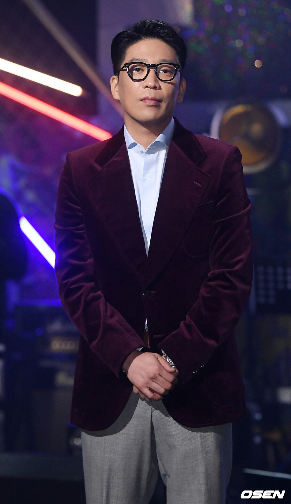 25일 오후 서울시 광진구 광장동 예스24 라이브홀에서 MC몽(엠씨몽) 정규8집 ‘CHANNEL 8’ 발매 기념 음감회가 열렸다.엠씨몽이 무대 위에서 포토타임을 갖고 있다./ rumi@osen.co.kr