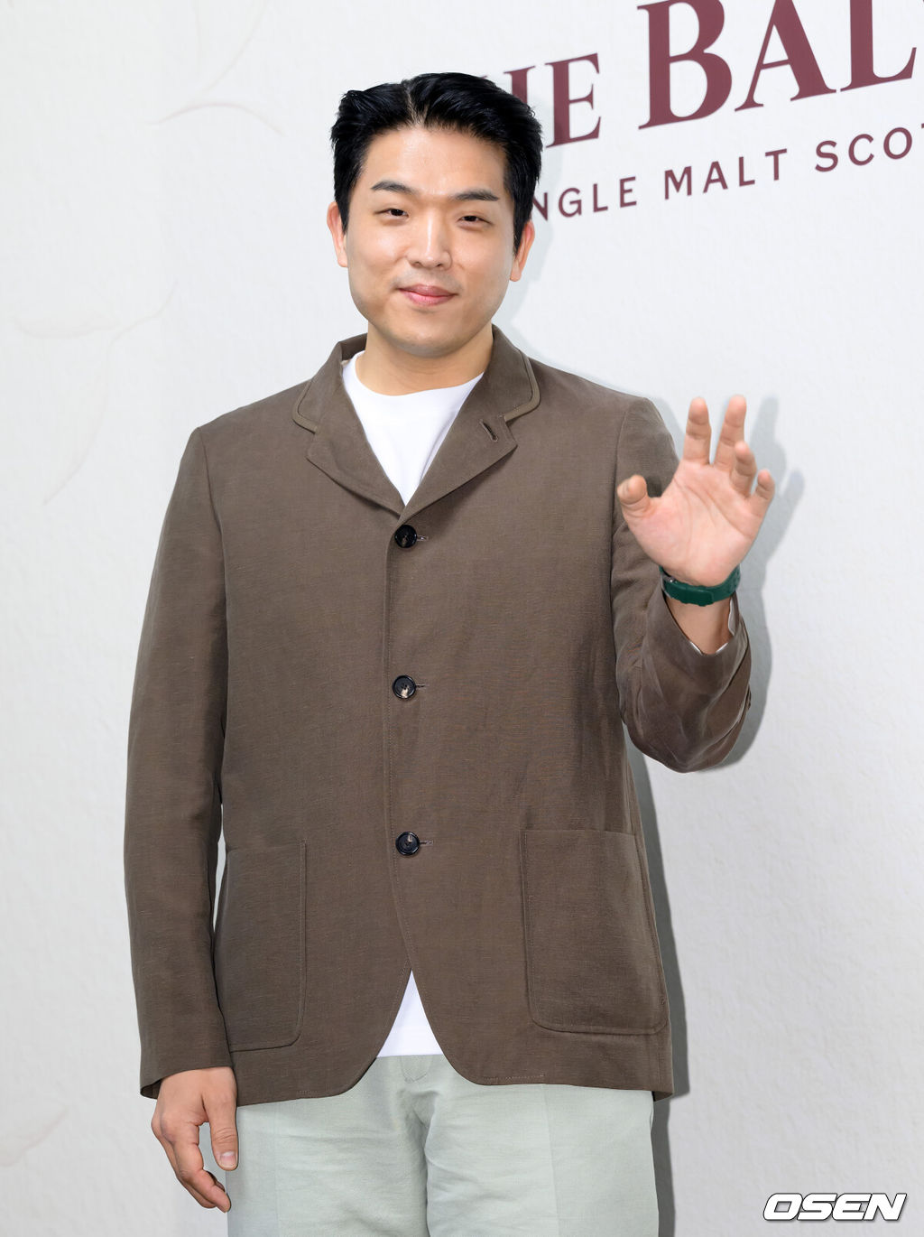 26일 서울 성동구 피치스 도원에서 주류 브랜드의 팝업 오픈 행사가 열렸다.이날 행사에는 배우 김고은과 안성재 쉐프가 참석해 자리를 빛냈다.안성재 쉐프가 포토타임을 가지고 있다. 2025.05.26 /sunday@osen.co.kr