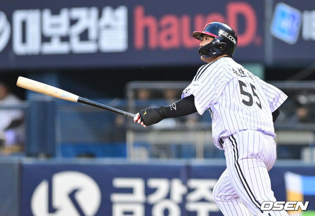 22일 서울 잠실야구장에서 ‘2026 신한 SOL KBO리그’ LG 트윈스와 한화 이글스의 경기가 열렸다.홈팀 LG는 라클란 웰스, 방문팀 한화는 왕옌청을 선발로 내세웠다. 2회말 2사 1루 상황 LG 송찬의가 선제 좌월 투런포를 날리고 있다. 2026.04.22 / dreamer@osen.co.kr