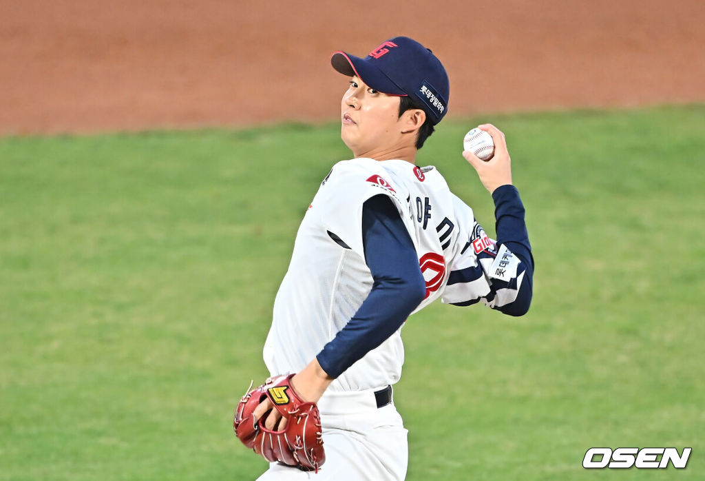 4일 부산 사직야구장에서 2026 신한 SOL KBO 리그 롯데 자이언츠와 SSG 랜더스의 경기가 열렸다. 홈팀 롯데는 비슬리가, 방문팀 SSG는 김건우가 선발 출전했다.롯데 자이언츠 쿄야마가 역투하고 있다. 2026.04.04 / foto0307@osen.co.kr