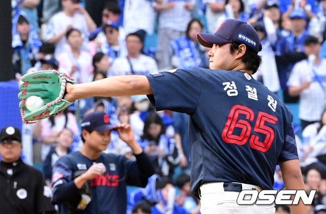 [OSEN=대구, 조은정 기자] 29일 대구삼성라이온즈파크에서 ‘2026 신한 SOL KBO 리그’ 삼성 라이온즈와 롯데 자이언츠의 개막시리즈 경기가 열렸다.개막전 선발 투수로 삼성은 최원태를 롯데는 비슬리를 내세웠다. 7회말 2사 2루에서 삼성 이재현에게 볼넷을 내준 롯데 정철원이 아쉬워하고 있다. 2026.03.29 /cej@osen.co.kr