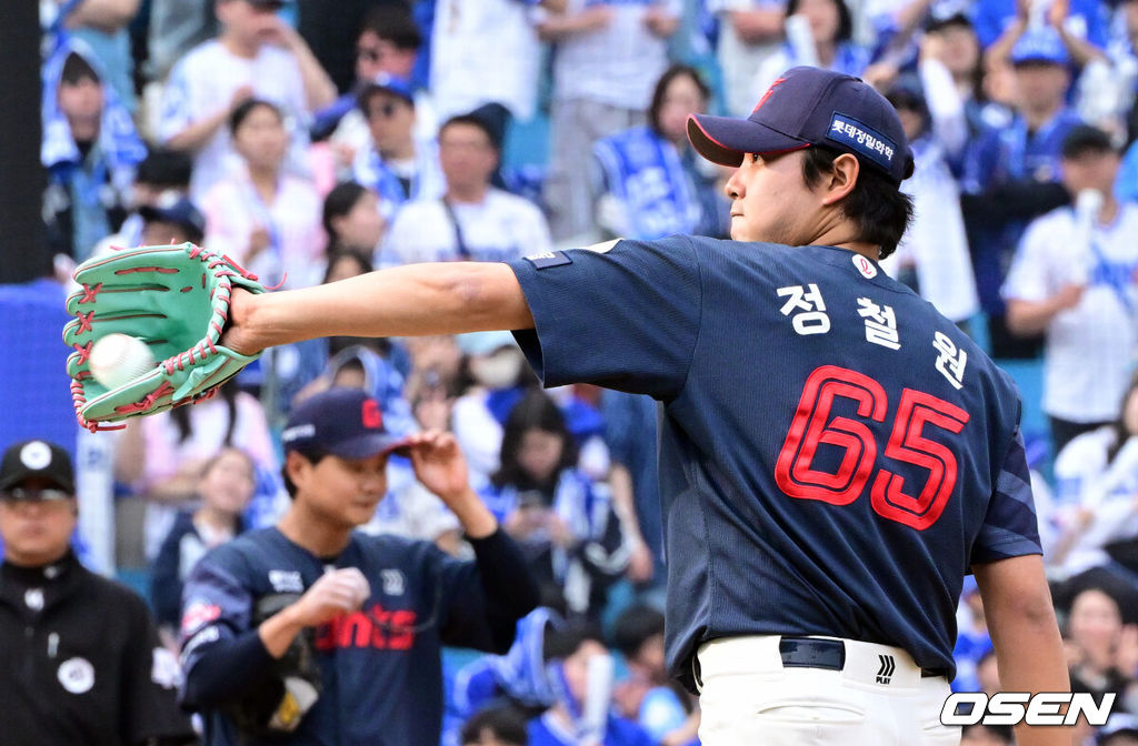 29일 대구삼성라이온즈파크에서 ‘2026 신한 SOL KBO 리그’ 삼성 라이온즈와 롯데 자이언츠의 개막시리즈 경기가 열렸다.개막전 선발 투수로 삼성은 최원태를 롯데는 비슬리를 내세웠다. 7회말 2사 2루에서 삼성 이재현에게 볼넷을 내준 롯데 정철원이 아쉬워하고 있다. 2026.03.29 /cej@osen.co.kr