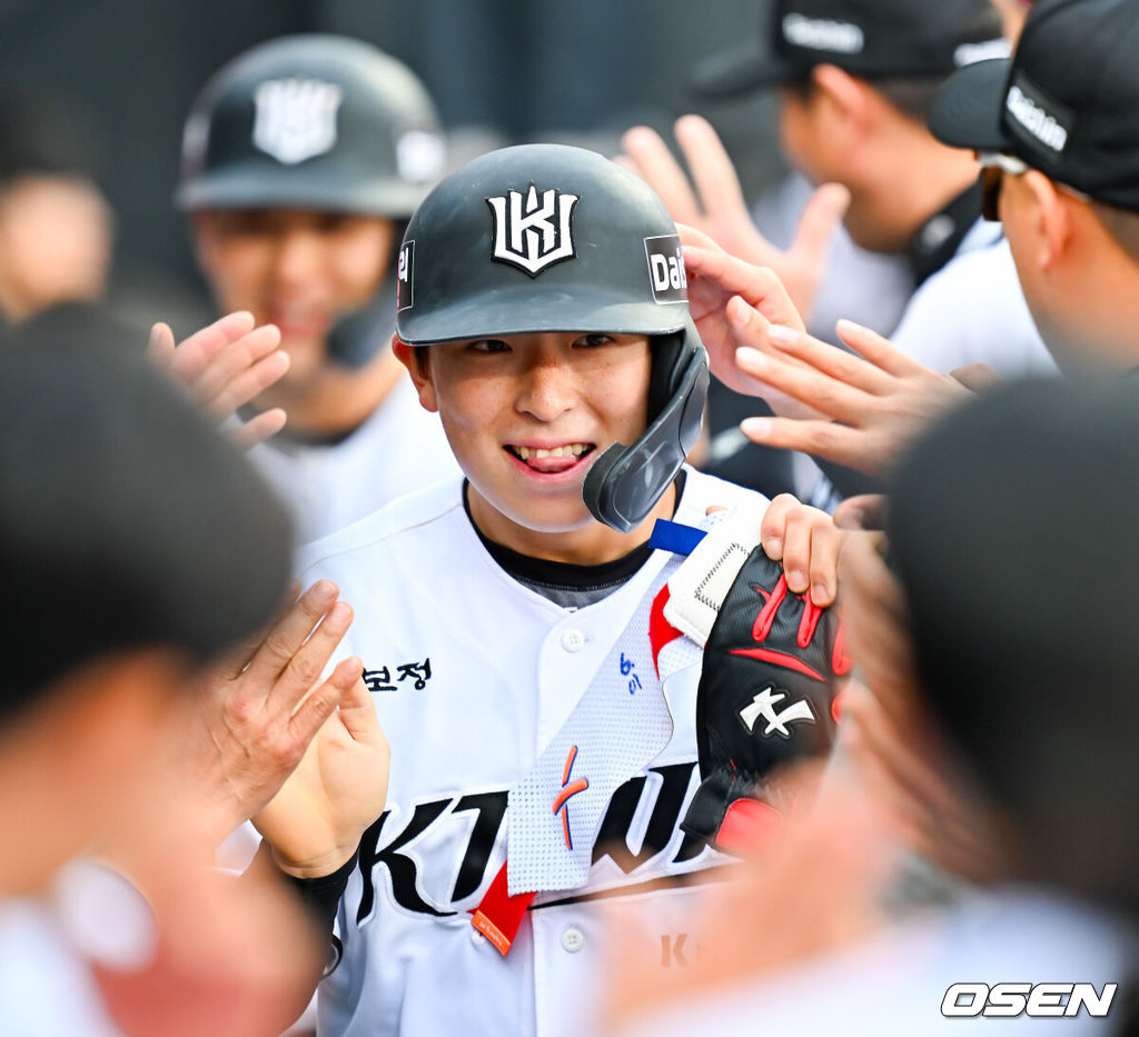 18일 오후 수원 KT위즈파크에서 ‘2026 신한 SOL Bank KBO리그' KT 위즈와 키움 히어로즈의 경기가 열렸다.이날 KT는 보쉴리, 키움은 안우진을 선발투수로 내세웠다.4회말 2사 주자 1,2루 KT 최원준의 우중간 2타점 적시 2루타때 홈을 밟은 이강민과 한승택이 덕아웃에서 하이파이브를 하고 있다. 2026.04.18 / rumi@osen.co.kr