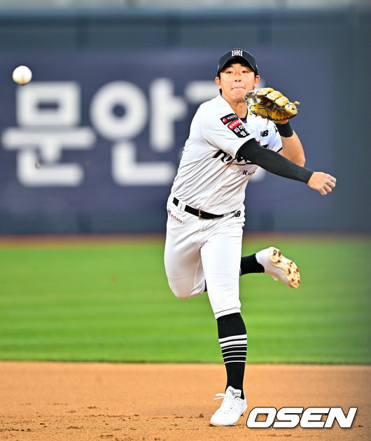 [OSEN=수원, 민경훈 기자] 18일 오후 수원 KT위즈파크에서 ‘2026 신한 SOL Bank KBO리그' KT 위즈와 키움 히어로즈의 경기가 열렸다.이날 KT는 보쉴리, 키움은 안우진을 선발투수로 내세웠다.6회초 1사 주자 만루 키움 최주환의 2루수 앞 병살타때 KT 유격수 이강민이 병살 연결을 하고 있다. 2026.04.18 / rumi@osen.co.kr