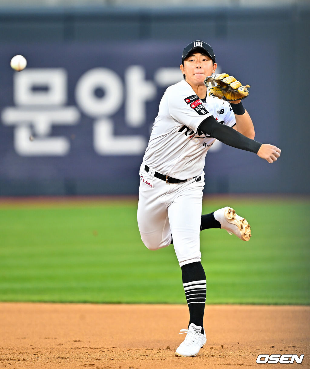 18일 오후 수원 KT위즈파크에서 ‘2026 신한 SOL Bank KBO리그' KT 위즈와 키움 히어로즈의 경기가 열렸다.이날 KT는 보쉴리, 키움은 안우진을 선발투수로 내세웠다.6회초 1사 주자 만루 키움 최주환의 2루수 앞 병살타때 KT 유격수 이강민이 병살 연결을 하고 있다. 2026.04.18 / rumi@osen.co.kr