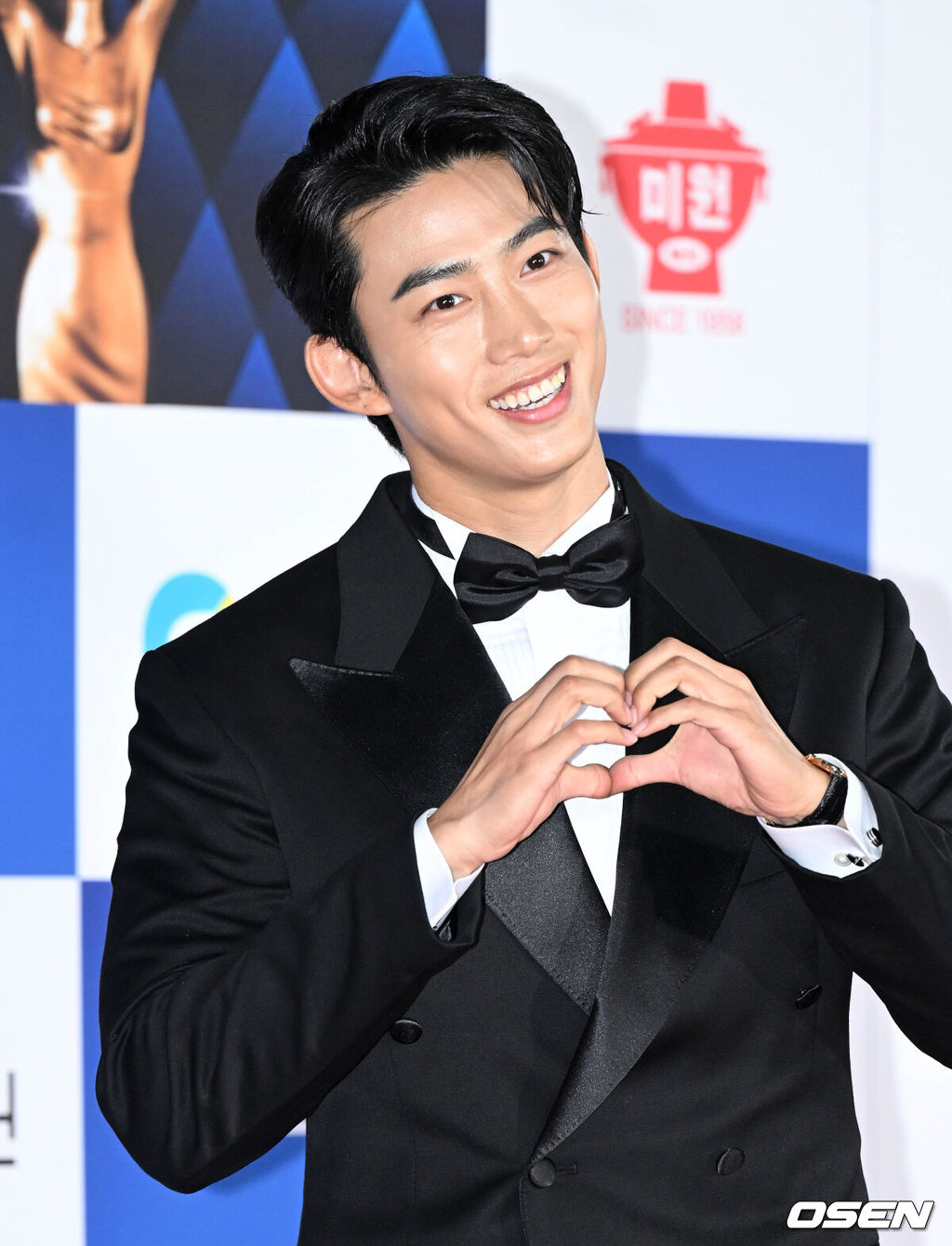 25일 오후 서울 영등포구 여의도 KBS홀에서 제43회 청룡영화상 레드카펫 포토월 행사가 열렸다.배우 옥택연이 입장하며 포즈를 취하고 있다. 2022.11.25 /cej@osen.co.kr