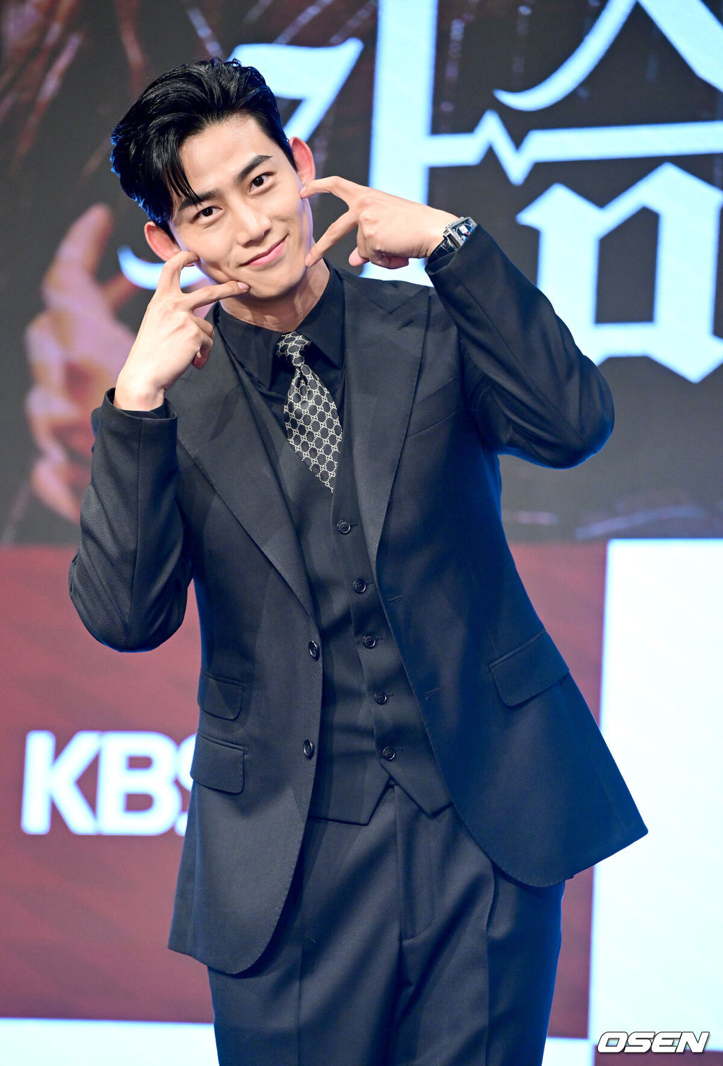 26일 오후 서울 신도림동 디큐브시티 더 세인트에서 KBS 2TV 새 월화드라마 ‘가슴이 뛴다’ 제작발표회가 열렸다.드라마 ‘가슴이 뛴다’는 100년 중 하루 차이로 인간이 되지 못한 반인뱀파이어 선우혈(옥택연)과 인간미라고는 찾아볼 수 없는 여자 주인해(원지안)가 어쩌다 동거를 시작, 진정한 온기를 찾아가는 아찔한 목숨 담보 공생 로맨스다.가수 겸 배우 옥택연이 포즈를 취하고 있다. 2023.06.26 / dreamer@osen.co.kr