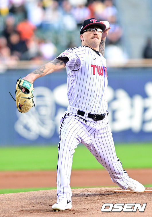 [OSEN=잠실, 최규한 기자] 22일 서울 잠실야구장에서 ‘2026 신한 SOL KBO리그’ LG 트윈스와 한화 이글스의 경기가 열렸다.홈팀 LG는 라클란 웰스, 방문팀 한화는 왕옌청을 선발로 내세웠다. 1회초 LG 선발 라클란 웰스가 힘차게 공을 뿌리고 있다. 2026.04.22 / dreamer@osen.co.kr