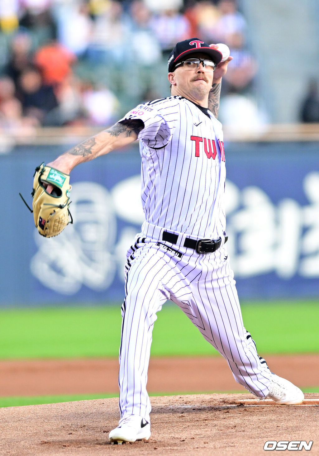 22일 서울 잠실야구장에서 ‘2026 신한 SOL KBO리그’ LG 트윈스와 한화 이글스의 경기가 열렸다.홈팀 LG는 라클란 웰스, 방문팀 한화는 왕옌청을 선발로 내세웠다. 1회초 LG 선발 라클란 웰스가 힘차게 공을 뿌리고 있다. 2026.04.22 / dreamer@osen.co.kr