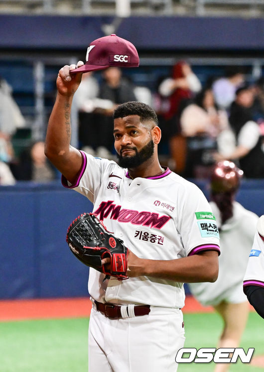 [OSEN=고척, 박준형 기자] 22일 오후 서울 고척스카이돔에서 2026 신한 SOL KBO리그 키움 히어로즈와 NC 다이노스의 경기가 진행됐다.이날 키움은 알칸타라를, NC는 신민혁을 선발투수로 내세웠다.8회초 이닝종료 후 키움 선발투수 알칸타라가 팬들에게 인사하며 마운드를 내려가고 있다.   2026.04.22 / soul1014@osen.co.kr