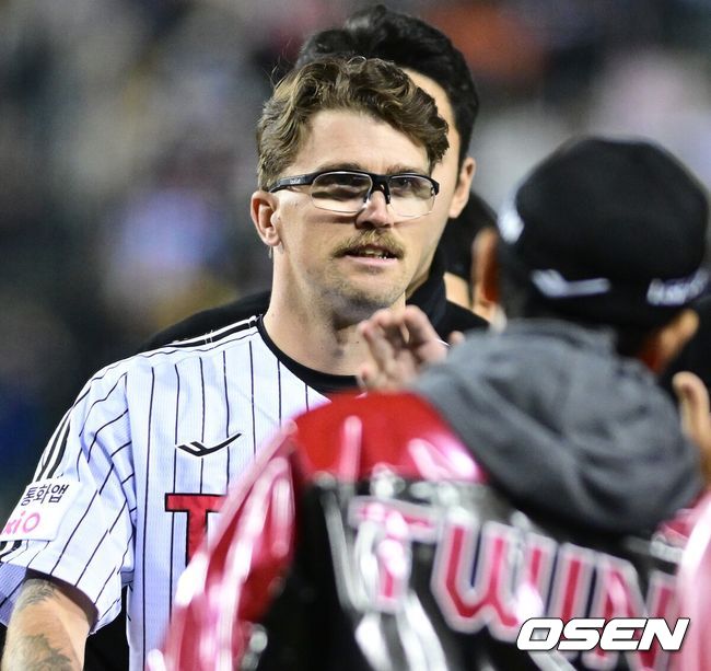 [OSEN=잠실, 최규한 기자] 22일 서울 잠실야구장에서 ‘2026 신한 SOL KBO리그’ LG 트윈스와 한화 이글스의 경기가 열렸다.이날 경기는 LG가 선발 라클란 웰스의 8이닝 무실점 쾌투를 앞세워 3-0으로 승리하며 3연승을 달렸다. 경기를 마치고 승리한 LG 염경엽 감독과 승리 투수 라클란 웰스가 인사를 나누고 있다. 2026.04.22 / dreamer@osen.co.kr