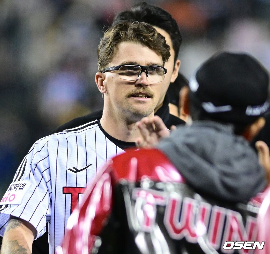 22일 서울 잠실야구장에서 ‘2026 신한 SOL KBO리그’ LG 트윈스와 한화 이글스의 경기가 열렸다.이날 경기는 LG가 선발 라클란 웰스의 8이닝 무실점 쾌투를 앞세워 3-0으로 승리하며 3연승을 달렸다. 경기를 마치고 승리한 LG 염경엽 감독과 승리 투수 라클란 웰스가 인사를 나누고 있다. 2026.04.22 / dreamer@osen.co.kr