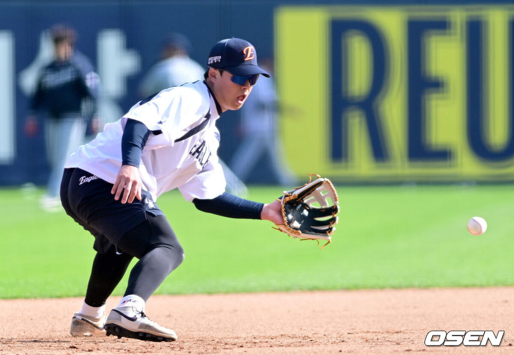 22일 서울 잠실야구장에서 ‘2026 신한 SOL KBO리그’ LG 트윈스와 한화 이글스의 경기가 열린다.홈팀 LG는 라클란 웰스, 방문팀 한화는 왕옌청을 선발로 내세운다. 경기를 앞두고 한화 노시환이 수비 훈련을 펼치고 있다. 2026.04.22 / dreamer@osen.co.kr