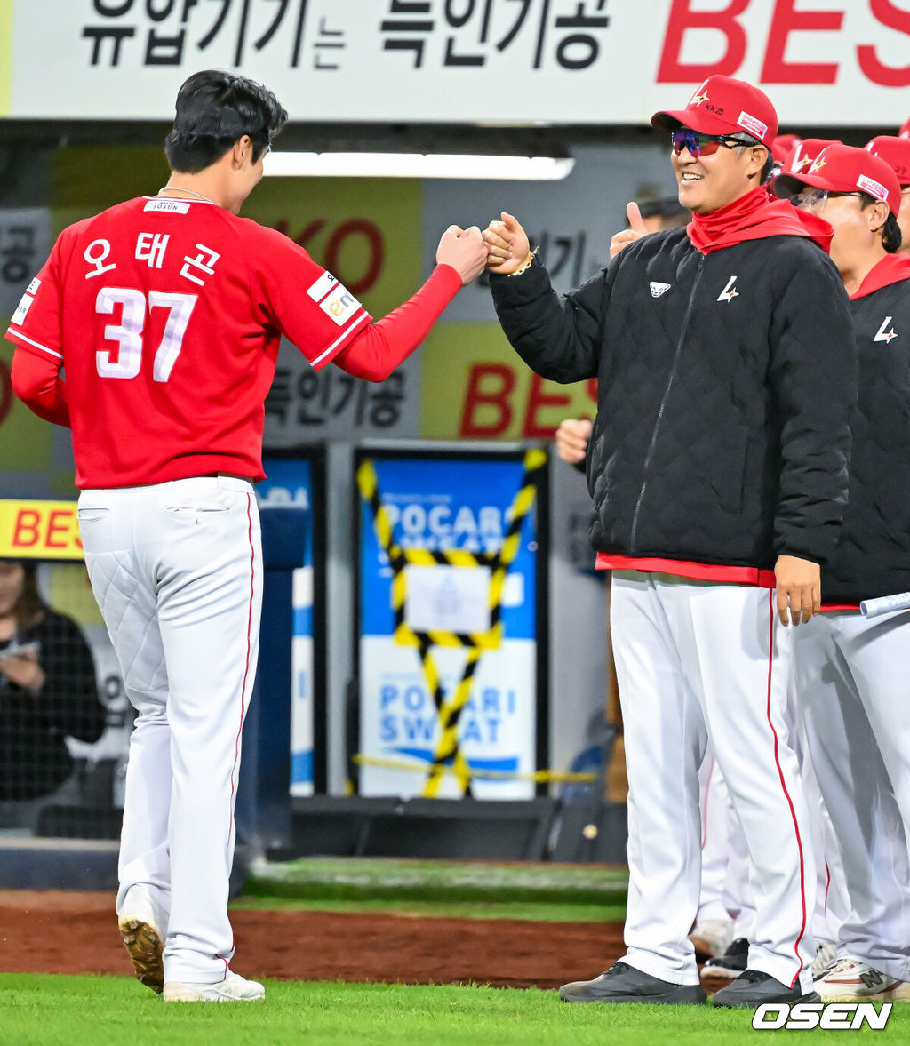 22일 오후 대구삼성라이온즈파크 ‘2026 신한 SOL Bank KBO리그' 삼성 라이온즈와 SSG 랜더스와 경기가 열렸다.이 경기에서 SSG이 삼성에 3-2로 승리하며 2연승 질주를 했다. 반면 삼성은 지난 19일 대구 LG 트윈스전 이후 3연패 수렁에 빠졌다. 경기를 마치고 SSG 오태곤이 이숭용 감독과 하이파이브를 하고 있다. 2026.04.22 / rumi@osen.co.kr