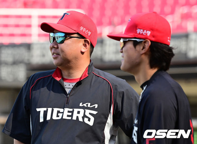 [OSEN=광주, 지형준 기자] 16일 광주-기아 챔피언스필드에서 KIA 타이거즈와 키움 히어로즈의 경기가 열렸다.7연승을 노리는 KIA는 제임스 네일, 최하위 키움은 알칸타라를 선발로 내세웠다.경기에 앞서 KIA 이범호 감독과 김도영이 이야기를 나누고 있다. 2026.04.16&nbsp;/ jpnews@osen.co.kr