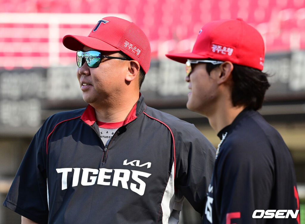 16일 광주-기아 챔피언스필드에서 KIA 타이거즈와 키움 히어로즈의 경기가 열렸다.7연승을 노리는 KIA는 제임스 네일, 최하위 키움은 알칸타라를 선발로 내세웠다.경기에 앞서 KIA 이범호 감독과 김도영이 이야기를 나누고 있다. 2026.04.16 / jpnews@osen.co.kr