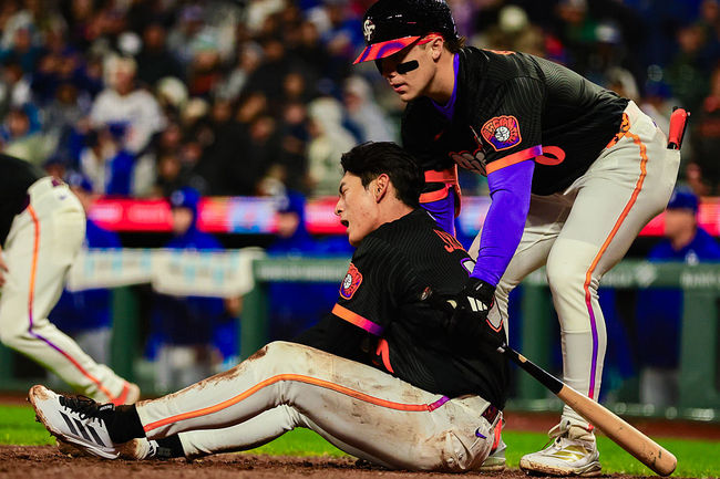 [사진] 달튼 러싱과 홈 충돌 후 고통을 호소하고 있는 이정후 ⓒGettyimages(무단전재 및 재배포 금지)