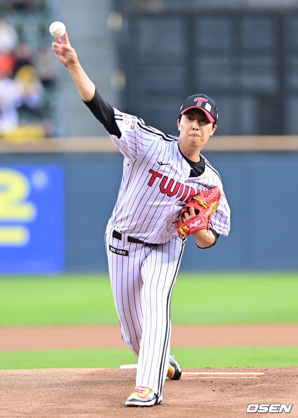 23일 서울 잠실야구장에서 ‘2026 신한 SOL KBO리그’ LG 트윈스와 한화 이글스의 경기가 열렸다.홈팀 LG는 이정용, 방문팀 한화는 황준서를 선발로 내세웠다. 1회초 LG 선발 이정용이 힘차게 공을 뿌리고 있다. 2026.04.23 / dreamer@osen.co.kr