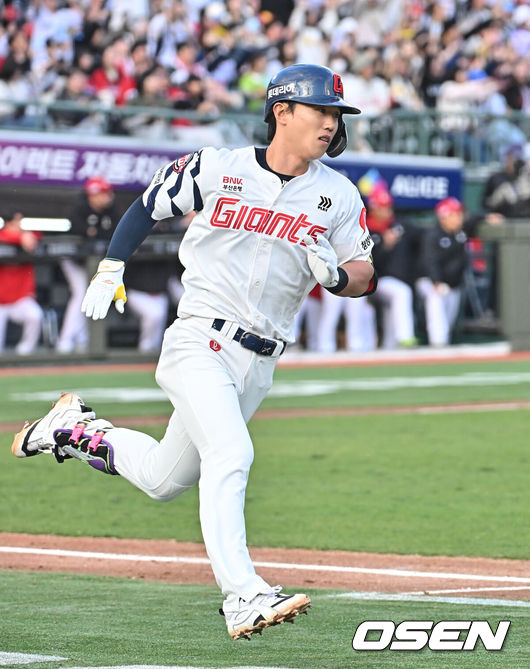 [OSEN=부산, 이석우 기자] 롯데 자이언츠 전민재 242 2026.04.04 / foto0307@osen.co.kr
