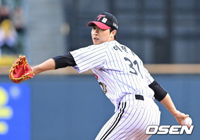 [OSEN=잠실, 최규한 기자] 23일 서울 잠실야구장에서 ‘2026 신한 SOL KBO리그’ LG 트윈스와 한화 이글스의 경기가 열렸다.홈팀 LG는 이정용, 방문팀 한화는 황준서를 선발로 내세웠다. 1회초 LG 선발 이정용이 힘차게 공을 뿌리고 있다. 2026.04.23 / dreamer@osen.co.kr