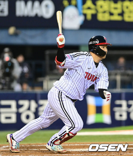 [OSEN=잠실, 최규한 기자] 23일 서울 잠실야구장에서 ‘2026 신한 SOL KBO리그’ LG 트윈스와 한화 이글스의 경기가 열렸다.홈팀 LG는 이정용, 방문팀 한화는 황준서를 선발로 내세웠다. 3회말 2사 1, 2루 상황 LG 문보경이 달아나는 1타점 적시타를 날리고 있다. 2026.04.23 / dreamer@osen.co.kr