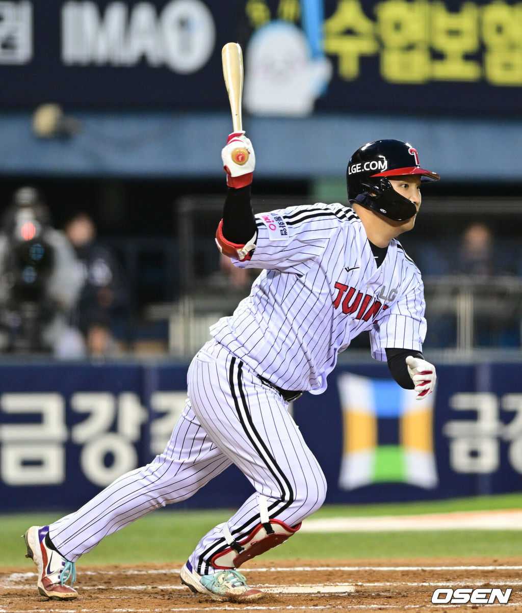 23일 서울 잠실야구장에서 ‘2026 신한 SOL KBO리그’ LG 트윈스와 한화 이글스의 경기가 열렸다.홈팀 LG는 이정용, 방문팀 한화는 황준서를 선발로 내세웠다. 3회말 2사 1, 2루 상황 LG 문보경이 달아나는 1타점 적시타를 날리고 있다. 2026.04.23 / dreamer@osen.co.kr