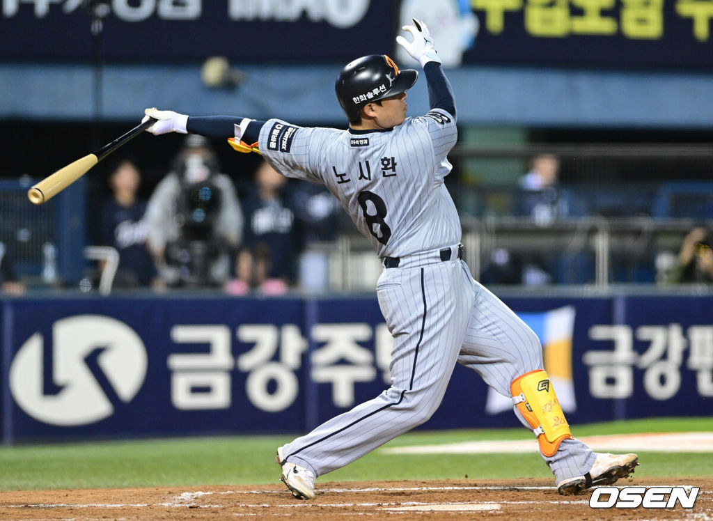 23일 서울 잠실야구장에서 ‘2026 신한 SOL KBO리그’ LG 트윈스와 한화 이글스의 경기가 열렸다.홈팀 LG는 이정용, 방문팀 한화는 황준서를 선발로 내세웠다. 4회초 1사 주자없는 상황 한화 노시환이 동점 좌월 솔로포를 날리고 있다. 2026.04.23 / dreamer@osen.co.kr