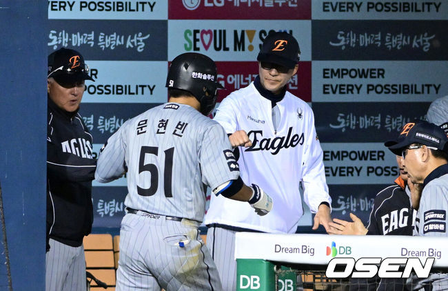 [OSEN=잠실, 최규한 기자] 23일 서울 잠실야구장에서 ‘2026 신한 SOL KBO리그’ LG 트윈스와 한화 이글스의 경기가 열렸다.홈팀 LG는 이정용, 방문팀 한화는 황준서를 선발로 내세웠다. 5회초 2사 주자없는 상황 한화 문현빈이 달아나는 우월 솔로포를 날리고 홈을 밟은 뒤 김경문 감독을 비롯한 코칭스태프와 기뻐하고 있다. 2026.04.23 / dreamer@osen.co.kr