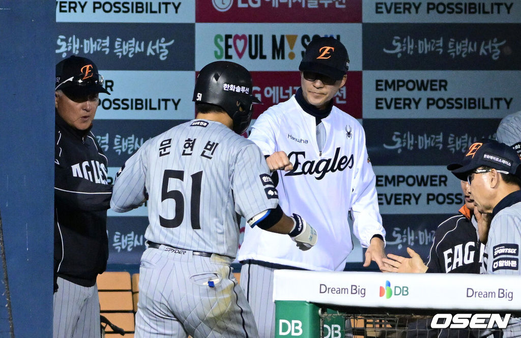 23일 서울 잠실야구장에서 ‘2026 신한 SOL KBO리그’ LG 트윈스와 한화 이글스의 경기가 열렸다.홈팀 LG는 이정용, 방문팀 한화는 황준서를 선발로 내세웠다. 5회초 2사 주자없는 상황 한화 문현빈이 달아나는 우월 솔로포를 날리고 홈을 밟은 뒤 김경문 감독을 비롯한 코칭스태프와 기뻐하고 있다. 2026.04.23 / dreamer@osen.co.kr