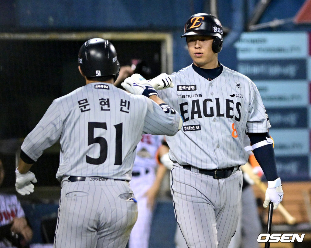 23일 서울 잠실야구장에서 ‘2026 신한 SOL KBO리그’ LG 트윈스와 한화 이글스의 경기가 열렸다.홈팀 LG는 이정용, 방문팀 한화는 황준서를 선발로 내세웠다. 5회초 2사 주자없는 상황 한화 문현빈이 달아나는 우월 솔로포를 날리고 홈을 밟은 뒤 노시환과 기뻐하고 있다. 2026.04.23 / dreamer@osen.co.kr