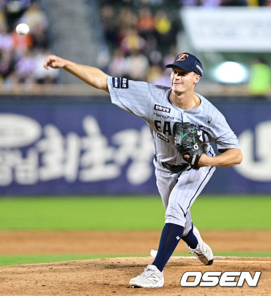 [OSEN=잠실, 최규한 기자] 23일 서울 잠실야구장에서 ‘2026 신한 SOL KBO리그’ LG 트윈스와 한화 이글스의 경기가 열렸다.홈팀 LG는 이정용, 방문팀 한화는 황준서를 선발로 내세웠다. 8회말 마운드에 오른 한화 투수 쿠싱이 힘차게 공을 뿌리고 있다. 2026.04.23 / dreamer@osen.co.kr