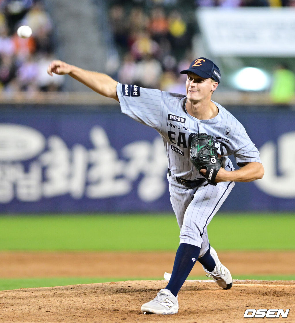 23일 서울 잠실야구장에서 ‘2026 신한 SOL KBO리그’ LG 트윈스와 한화 이글스의 경기가 열렸다.홈팀 LG는 이정용, 방문팀 한화는 황준서를 선발로 내세웠다. 8회말 마운드에 오른 한화 투수 쿠싱이 힘차게 공을 뿌리고 있다. 2026.04.23 / dreamer@osen.co.kr