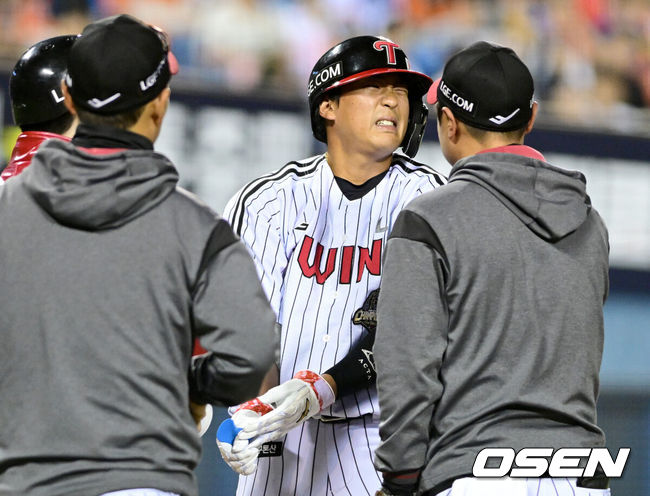 [OSEN=잠실, 최규한 기자] 23일 서울 잠실야구장에서 ‘2026 신한 SOL KBO리그’ LG 트윈스와 한화 이글스의 경기가 열렸다.홈팀 LG는 이정용, 방문팀 한화는 황준서를 선발로 내세웠다. 6회말 무사 1루 상황 한화 정우주의 공에 몸을 맞은 LG 송찬의가 고통스러워하고 있다. 2026.04.23 / dreamer@osen.co.kr