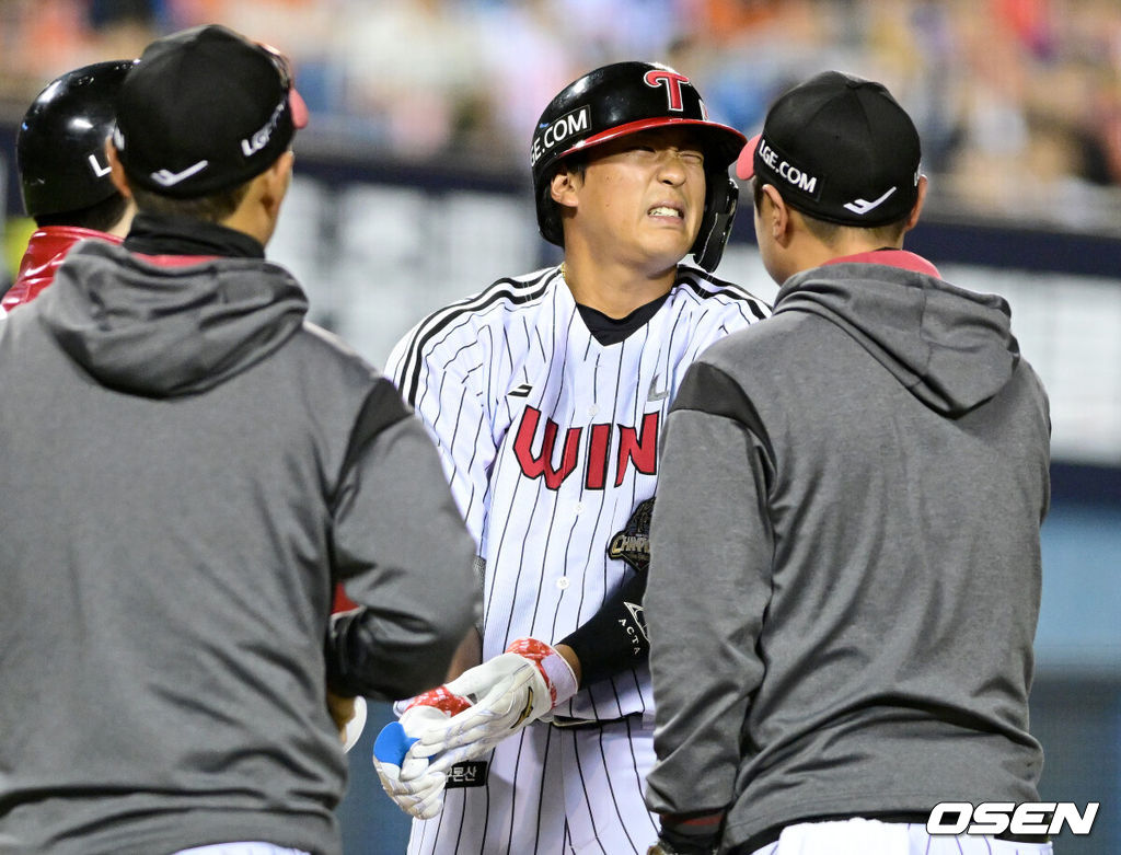 23일 서울 잠실야구장에서 ‘2026 신한 SOL KBO리그’ LG 트윈스와 한화 이글스의 경기가 열렸다.홈팀 LG는 이정용, 방문팀 한화는 황준서를 선발로 내세웠다. 6회말 무사 1루 상황 한화 정우주의 공에 몸을 맞은 LG 송찬의가 고통스러워하고 있다. 2026.04.23 / dreamer@osen.co.kr