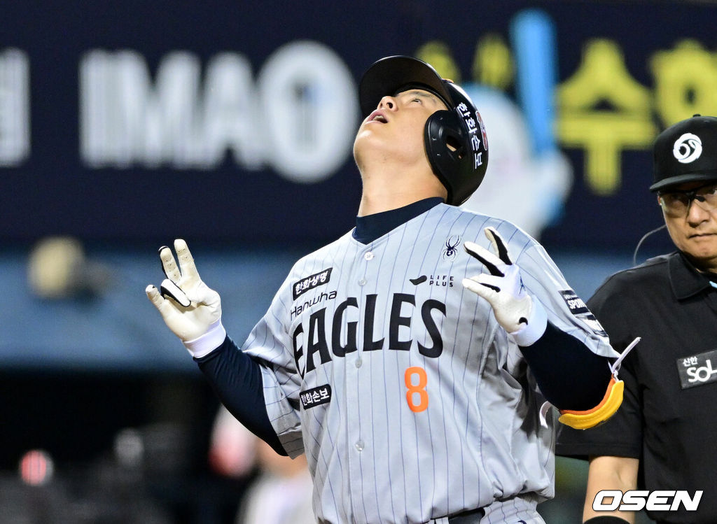 23일 서울 잠실야구장에서 ‘2026 신한 SOL KBO리그’ LG 트윈스와 한화 이글스의 경기가 열렸다.홈팀 LG는 이정용, 방문팀 한화는 황준서를 선발로 내세웠다. 4회초 1사 주자없는 상황 한화 노시환이 동점 좌월 솔로포를 날리고 홈을 밟으며 기뻐하고 있다. 2026.04.23 / dreamer@osen.co.kr