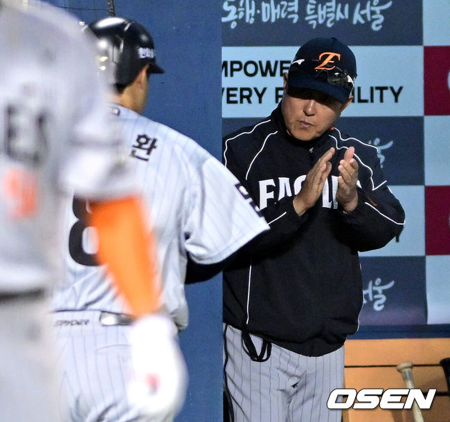 [OSEN=잠실, 최규한 기자] 23일 서울 잠실야구장에서 ‘2026 신한 SOL KBO리그’ LG 트윈스와 한화 이글스의 경기가 열렸다.홈팀 LG는 이정용, 방문팀 한화는 황준서를 선발로 내세웠다. 4회초 1사 주자없는 상황 한화 노시환이 동점 좌월 솔로포를 날리고 홈을 밟은 뒤 김경문 감독과 인사를 나누고 있다. 2026.04.23 / dreamer@osen.co.kr