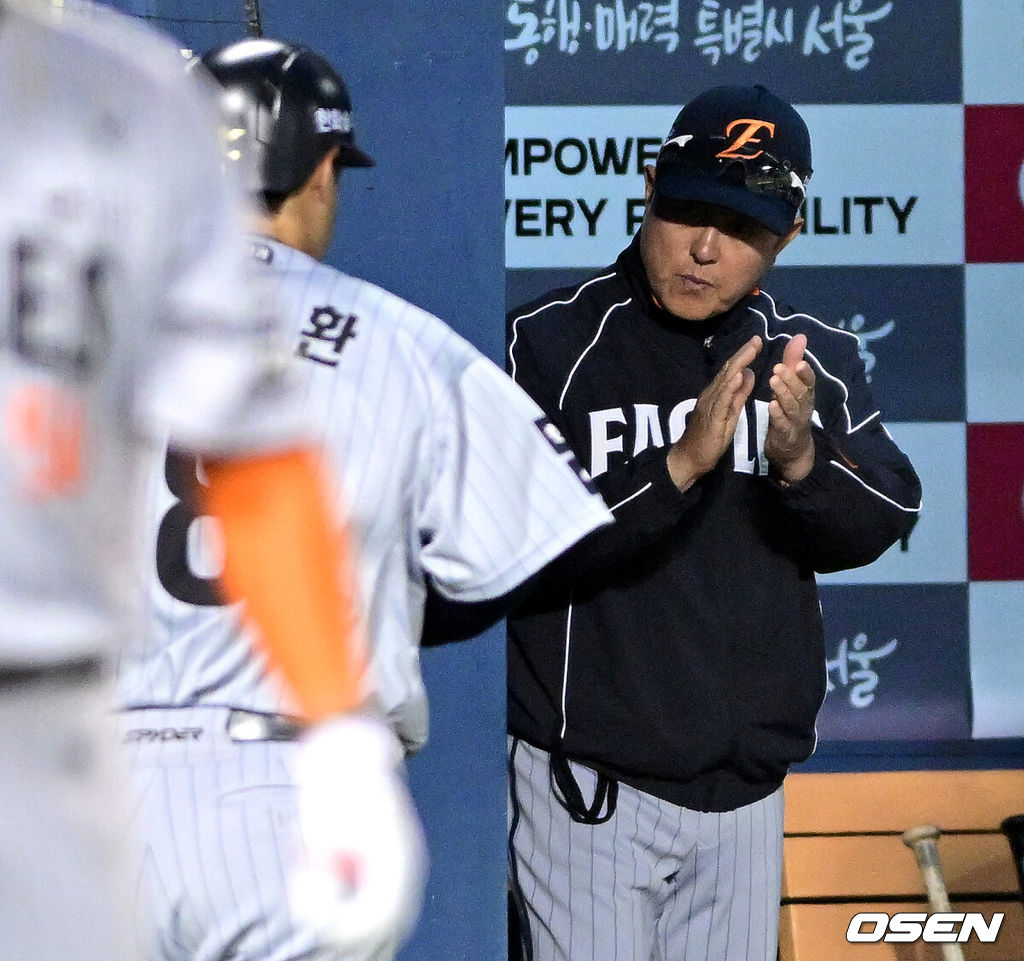 23일 서울 잠실야구장에서 ‘2026 신한 SOL KBO리그’ LG 트윈스와 한화 이글스의 경기가 열렸다.홈팀 LG는 이정용, 방문팀 한화는 황준서를 선발로 내세웠다. 4회초 1사 주자없는 상황 한화 노시환이 동점 좌월 솔로포를 날리고 홈을 밟은 뒤 김경문 감독과 인사를 나누고 있다. 2026.04.23 / dreamer@osen.co.kr