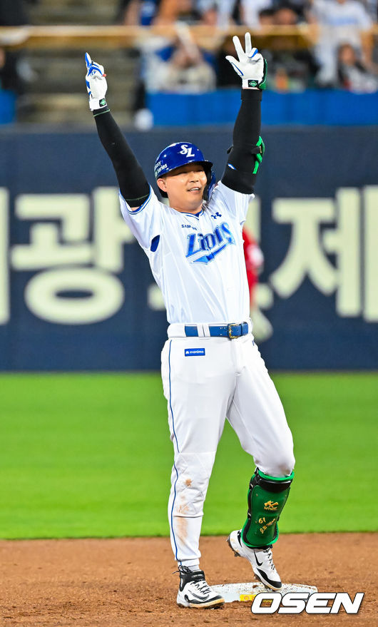 [OSEN=대구, 민경훈 기자] 23일 오후 대구삼성라이온즈파크 ‘2026 신한 SOL Bank KBO리그' 삼성 라이온즈와 SSG 랜더스와 경기가 열렸다.이날 삼성은 오러클린을, SSG는 화이트를 선발투수로 내세웠다.4회말 2사 주자 1루 삼성 전병우가 우익수 앞 선취 1타점 적시 2루타를 때린 후 2루에서 기뻐하고 있다. 2026.04.23 / rumi@osen.co.kr