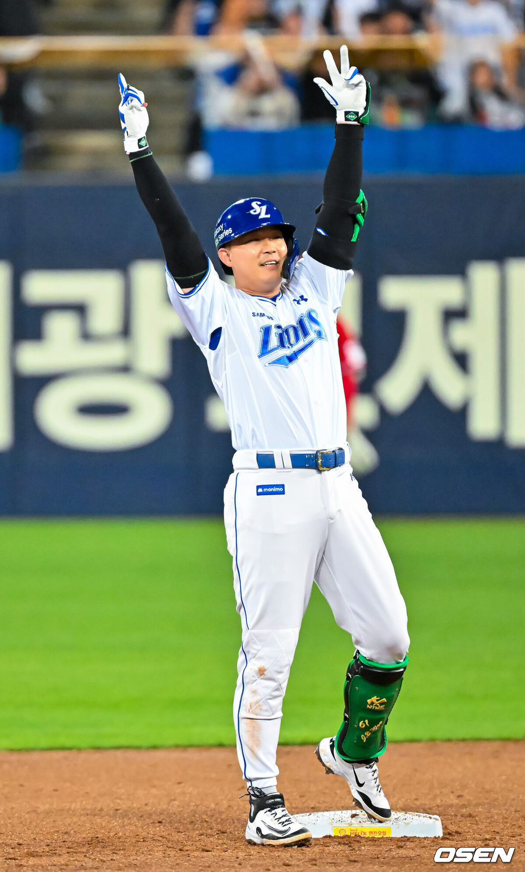 23일 오후 대구삼성라이온즈파크 ‘2026 신한 SOL Bank KBO리그' 삼성 라이온즈와 SSG 랜더스와 경기가 열렸다.이날 삼성은 오러클린을, SSG는 화이트를 선발투수로 내세웠다.4회말 2사 주자 1루 삼성 전병우가 우익수 앞 선취 1타점 적시 2루타를 때린 후 2루에서 기뻐하고 있다. 2026.04.23 / rumi@osen.co.kr