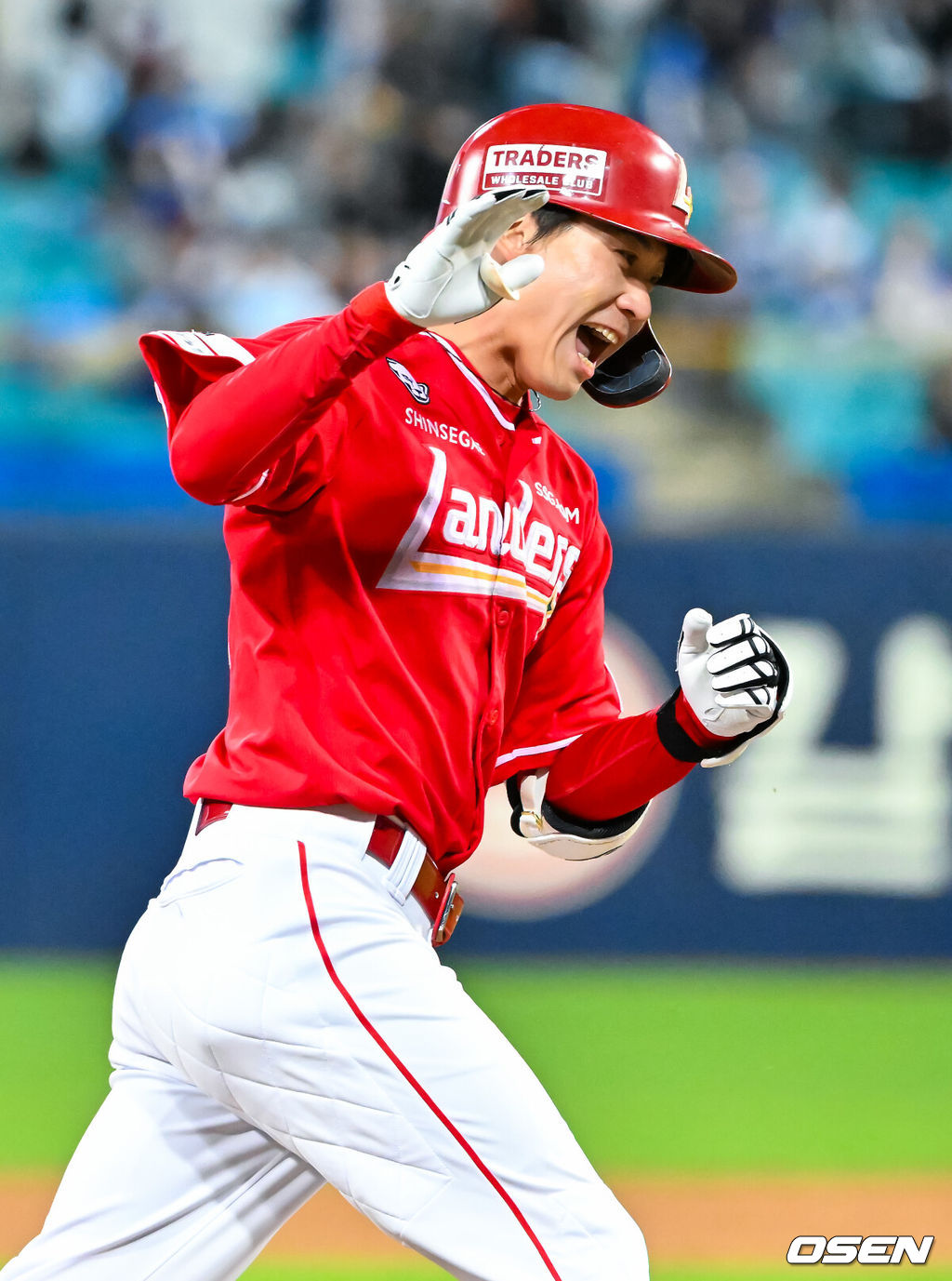 23일 오후 대구삼성라이온즈파크 ‘2026 신한 SOL Bank KBO리그' 삼성 라이온즈와 SSG 랜더스와 경기가 열렸다.이날 삼성은 오러클린을, SSG는 화이트를 선발투수로 내세웠다.9회초 2사 주자 1,3루 SSG 안상현이 우중월 스리런 홈런을 때린 후 기뻐하고 있다. 2026.04.23 / rumi@osen.co.kr