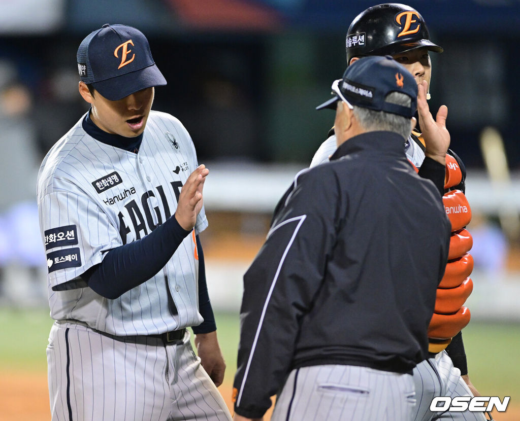 프로야구 한화 이글스가 LG 트윈스를 꺾고 2연패에서 벗어났다. 한화는 23일 서울 잠실구장에서 열린 2026 KBO리그 LG와 경기에서 8-4로 승리했다. 한화는 2연패를 끊고 9승 12패가 됐다. LG는 3연승에서 멈추며 14승 7패가 됐다. 경기를 마치고 승리한 한화 김경문 감독과 노시환이 인사를 나누고 있다. 2026.04.23 / dreamer@osen.co.kr