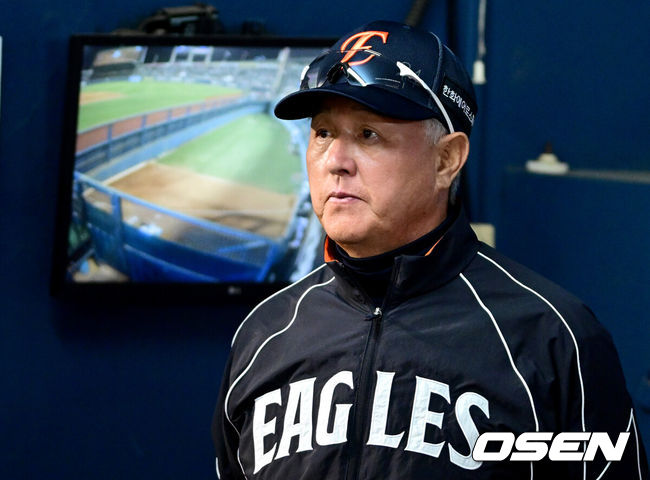 [OSEN=잠실, 최규한 기자] 프로야구 한화 이글스가&nbsp;LG 트윈스를 꺾고 2연패에서 벗어났다.&nbsp;한화는 23일 서울 잠실구장에서 열린 2026 KBO리그&nbsp;LG와 경기에서 8-4로 승리했다. 한화는 2연패를 끊고 9승 12패가 됐다. LG는 3연승에서 멈추며 14승 7패가 됐다.&nbsp;9회말 수비 때 한화 김경문 감독이 그라운드를 주시하고 있다. 2026.04.23 / dreamer@osen.co.kr