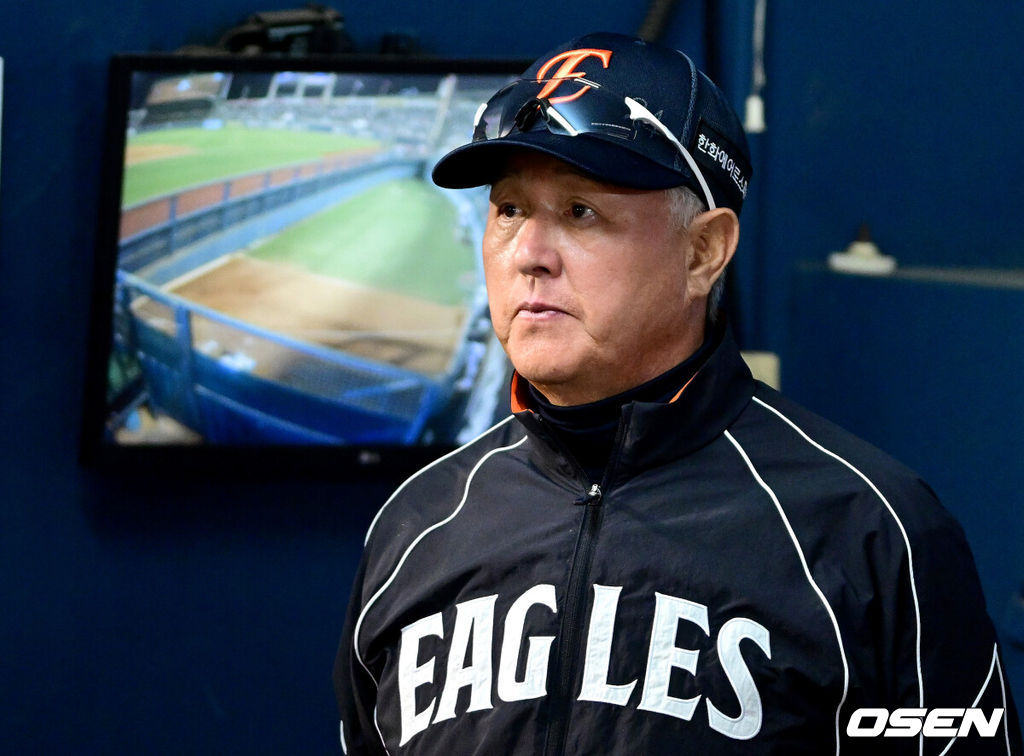 프로야구 한화 이글스가 LG 트윈스를 꺾고 2연패에서 벗어났다. 한화는 23일 서울 잠실구장에서 열린 2026 KBO리그 LG와 경기에서 8-4로 승리했다. 한화는 2연패를 끊고 9승 12패가 됐다. LG는 3연승에서 멈추며 14승 7패가 됐다. 9회말 수비 때 한화 김경문 감독이 그라운드를 주시하고 있다. 2026.04.23 / dreamer@osen.co.kr