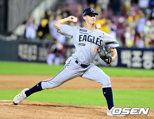 [OSEN=잠실, 최규한 기자] 프로야구 한화 이글스가&nbsp;LG 트윈스를 꺾고 2연패에서 벗어났다.&nbsp;한화는 23일 서울 잠실구장에서 열린 2026 KBO리그&nbsp;LG와 경기에서 8-4로 승리했다. 한화는 2연패를 끊고 9승 12패가 됐다. LG는 3연승에서 멈추며 14승 7패가 됐다.&nbsp;9회말 한화 투수 잭 쿠싱이 힘차게 공을 뿌리고 있다. 2026.04.23 / dreamer@osen.co.kr