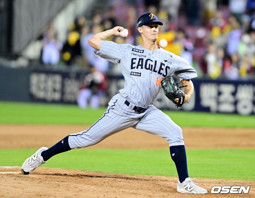 프로야구 한화 이글스가 LG 트윈스를 꺾고 2연패에서 벗어났다. 한화는 23일 서울 잠실구장에서 열린 2026 KBO리그 LG와 경기에서 8-4로 승리했다. 한화는 2연패를 끊고 9승 12패가 됐다. LG는 3연승에서 멈추며 14승 7패가 됐다. 9회말 한화 투수 잭 쿠싱이 힘차게 공을 뿌리고 있다. 2026.04.23 / dreamer@osen.co.kr