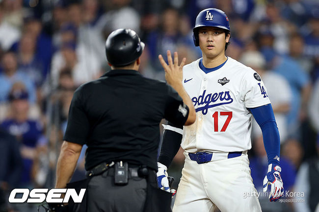 [사진] 2025년 월드시리즈 3차전, 연장 15회 LA 다저스 오타니 쇼헤이가 자동 고의4구로 출루하고 있다. ⓒGettyimages(무단전재 및 재배포 금지)