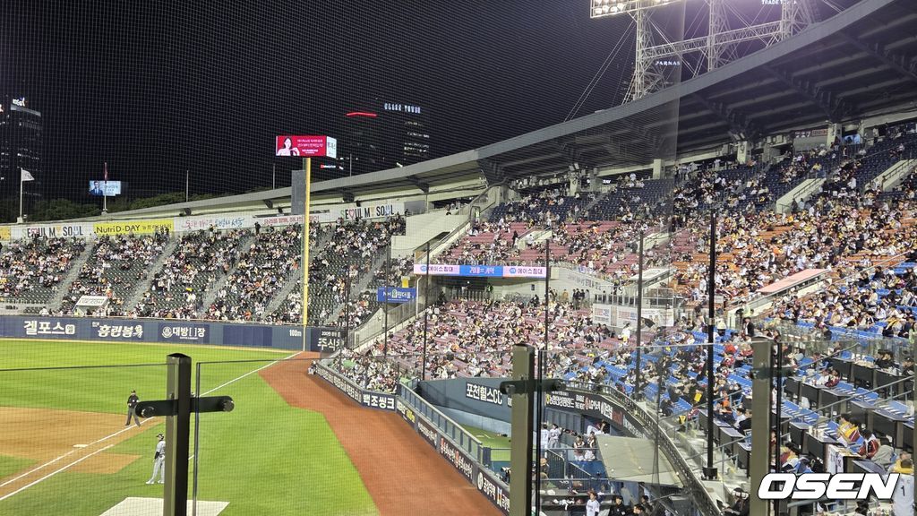 23일 서울 잠실구장에서 한화 이글스와 LG 트윈스 경기가 열렸다. 3-8로 점수 차가 벌어진 9회초, 1루측 LG 관중석에는 많은 팬들이 떠나갔다. 이날 잠실구장은 2만3750명 매진을 기록했다. /orange@osen.co.kr